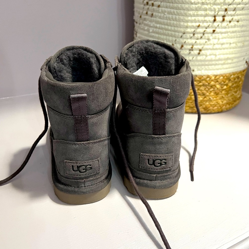 UGG Boots excellent used condition   Sz 6